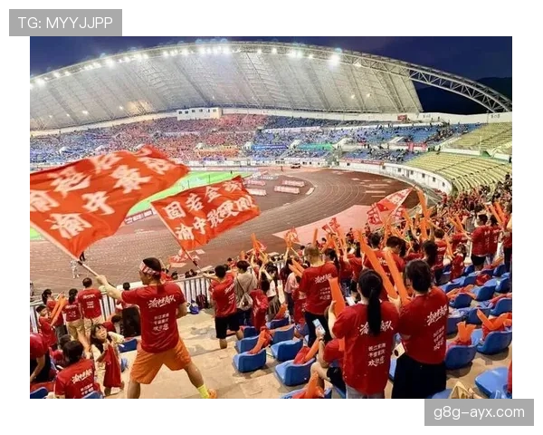 东亚杯球迷歌声助威现场氛围热烈