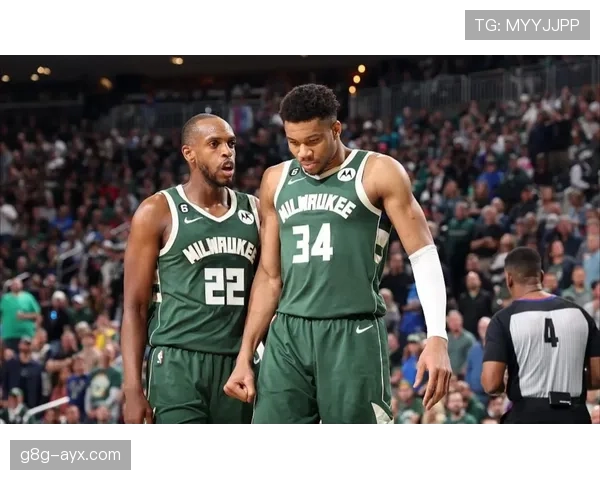 米德尔顿无球跑动拉开空间，改变雄鹿进攻结构